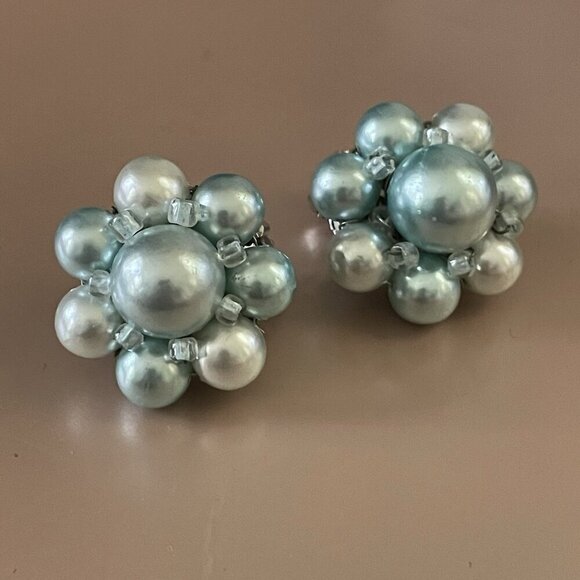 Vintage 1950s Icy Blue Faux Pearl Beaded Cluster Clip Earrings Mid Century Japan - Picture 7 of 12